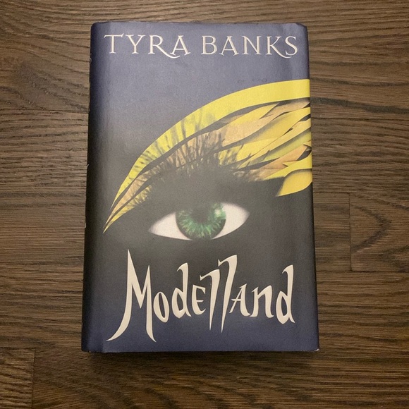 MODELLAND BY TYRA BANKS 📖 - Picture 1 of 2